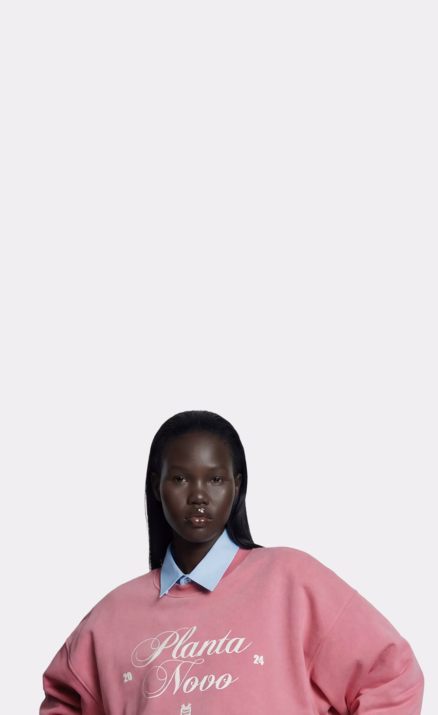Pembe sweatshirt giyen AI manken